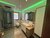 Badezimmer im Raum Forchheim mit fugenlosem Wandbelag in Betonoptik, Holzwaschtisch und grün beleuchteter Lichtvoute an der Decke